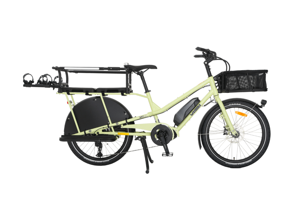 Yuba Kombi EP5, en eldriven lastcykel i ljusgrönt, har ett svart bakre pakethållare, sidopaneler och en stor korg framtill. Den visas i sidovy mot en vit bakgrund.