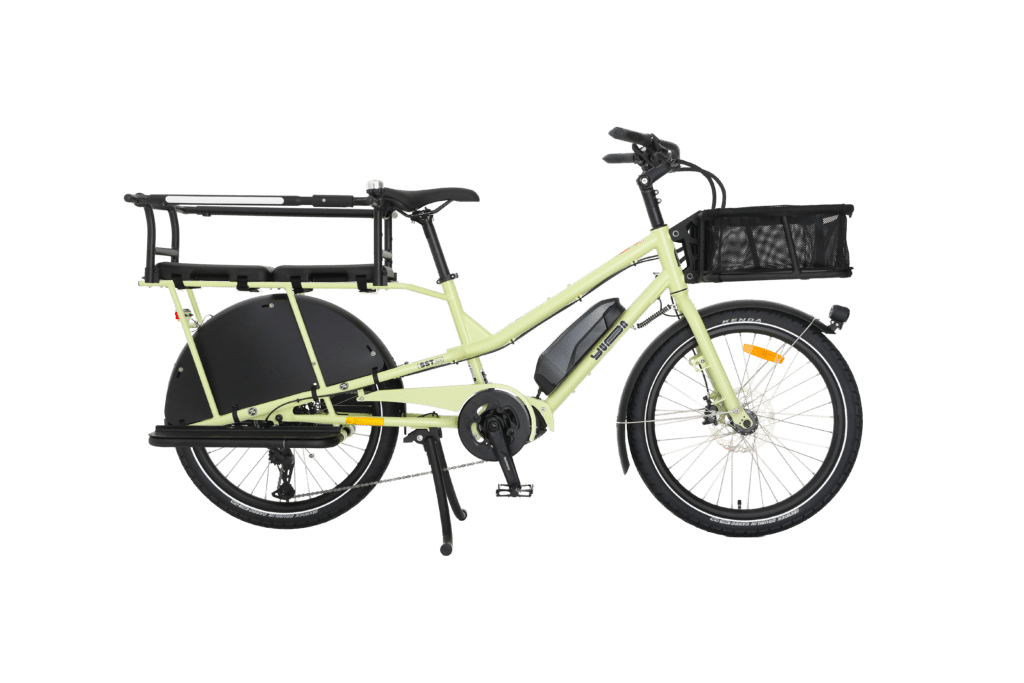En Yuba Kombi EP5-lastcykel i ljusgrönt visas från sidan mot en vit bakgrund, med ett svart bakre pakethållare, ett stort bakhjulskydd, ett stöd och en svart framkorg.