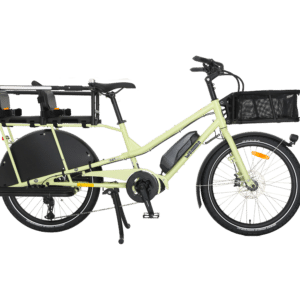 En gul Yuba Kombi EP5 (kopia), en eldriven lastcykel med en korg framtill och två barnstolar baktill, avbildad i profil mot en vit bakgrund.