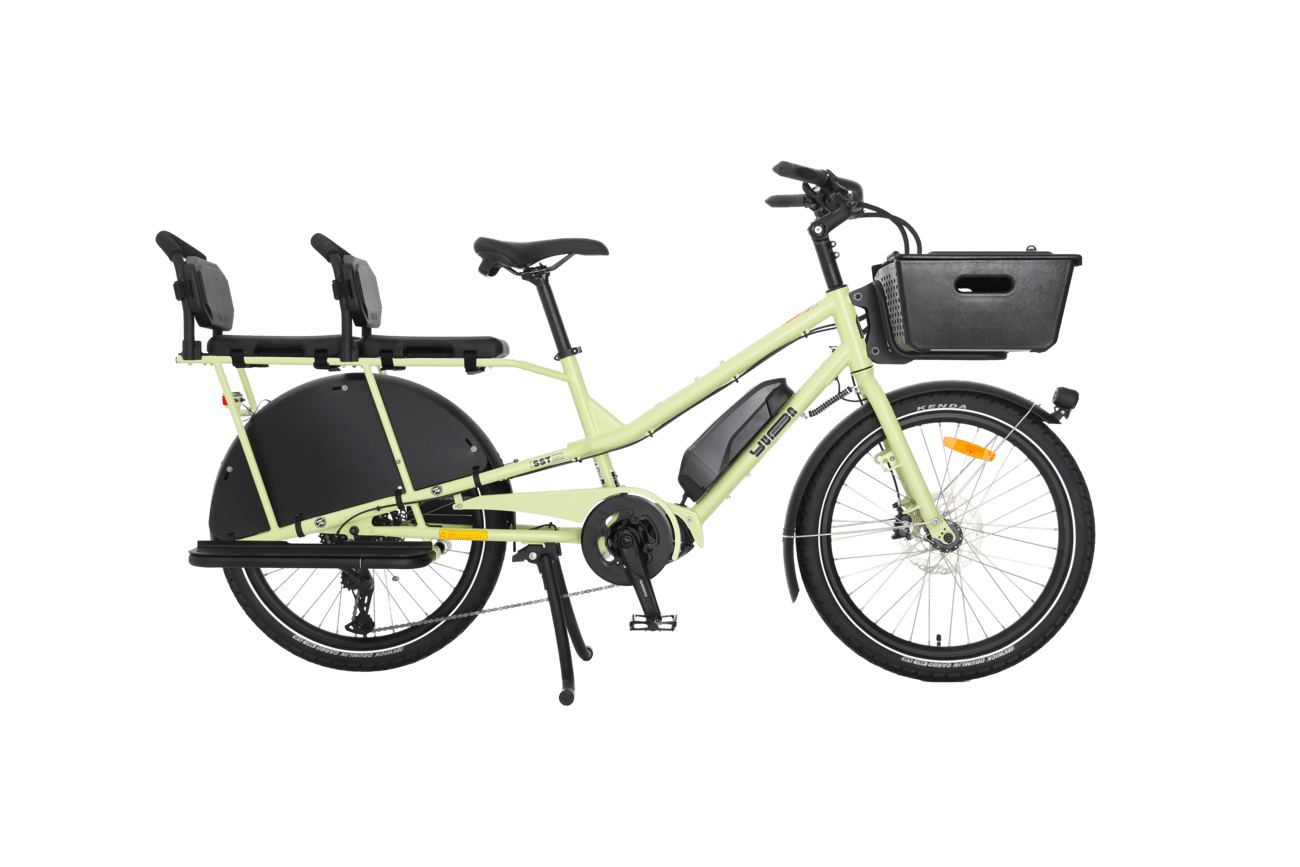 Den ljusgula eldrivna lastcykeln Yuba Kombi EP5 visas från sidan mot en vit bakgrund, med två barnstolar monterade baktill, en svart korg framtill och ett extra stort bakhjulskydd.