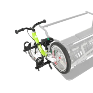 En grönvit barncykel är fäst framtill på ett lastcykelställ med svarta fästen och en Yuba Monkey Hitch, medan lastcykeln är delvis transparent i bakgrunden.
