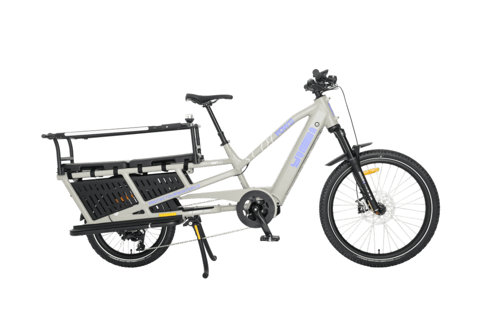 En grå elcykel av typen Spicy Curry x POW EZ Family Edition (2026) med lastkapacitet, en robust ram, ett bakre lastställ, två hjul och en framgaffel med fjädring, avbildad mot en vit bakgrund.