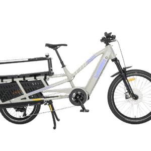 En grå elcykel av typen Spicy Curry x POW EZ Family Edition (2026) med lastkapacitet, en robust ram, ett bakre lastställ, två hjul och en framgaffel med fjädring, avbildad mot en vit bakgrund.